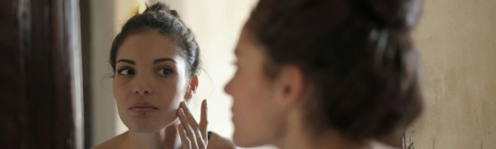 Kādi vitamīni trūkst, ja plaisā āda: efektīvi ādas kopšanas līdzekļi