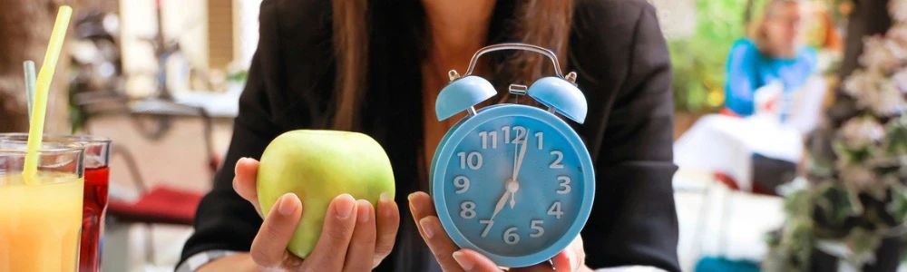 Intervālā ēšana: kā tā darbojas un kam tā ir piemērota